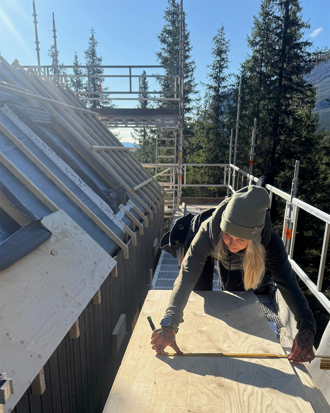 Katarina måler opp en WeatherGuard-plate fra Forestia.