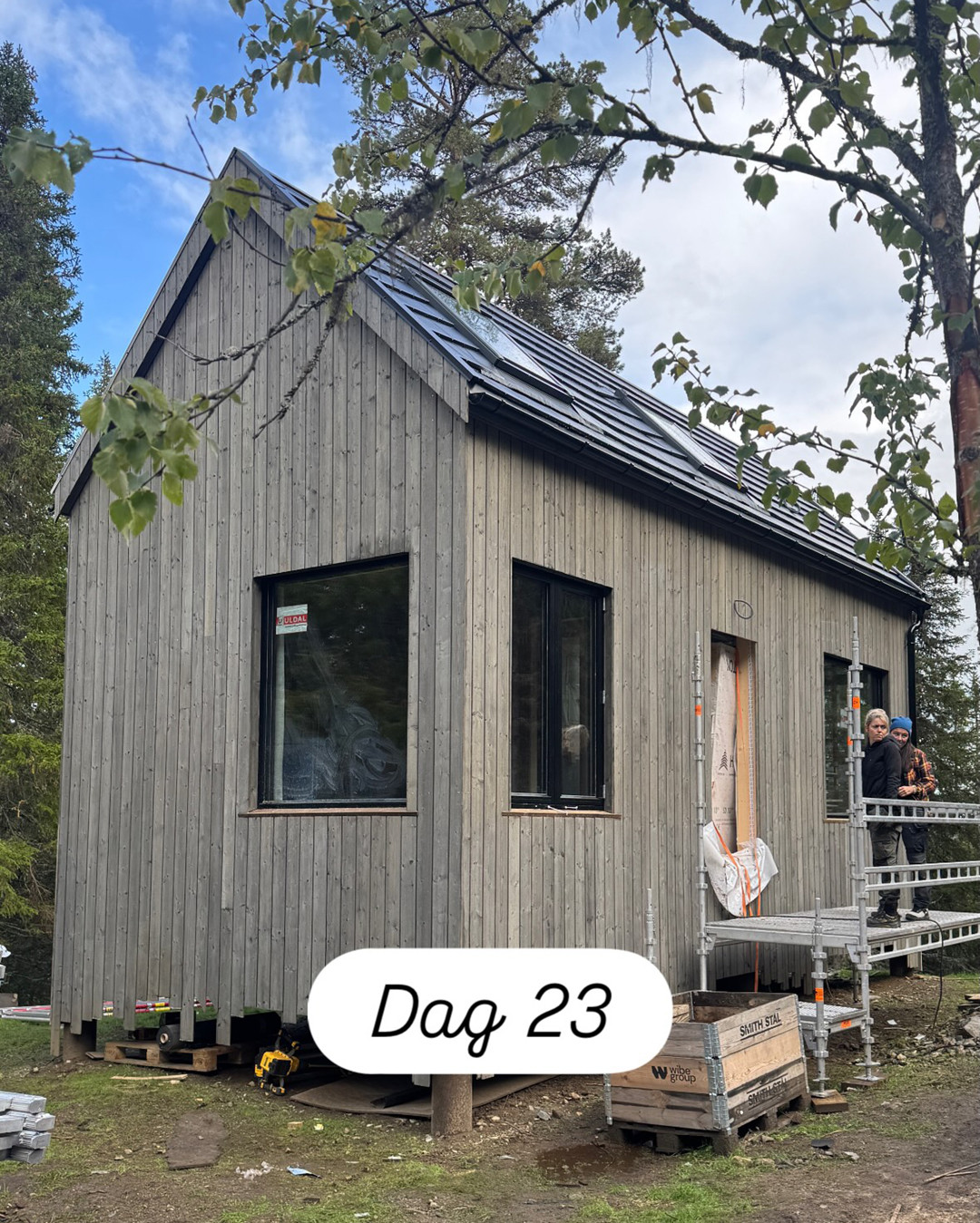 Hytta underveis i byggeprosessen.