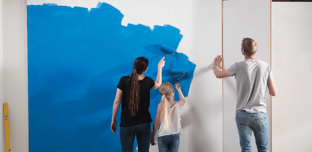 Familie som maler på Forestia Walls2paint veggplater.
