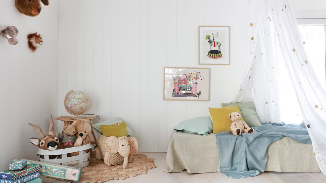 Lyst barnerom med Rustikk panelbord fra Huntonit.