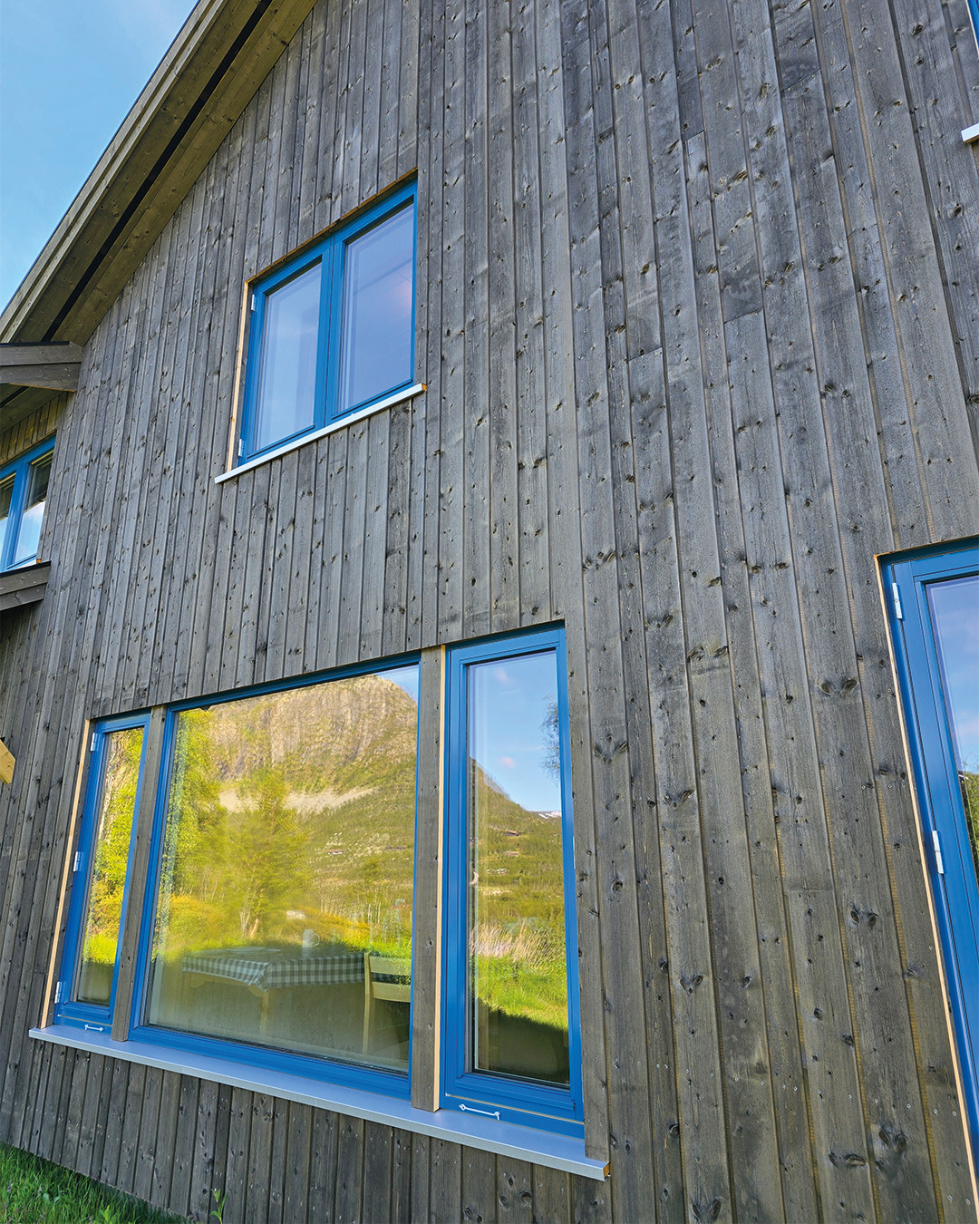 Nærbilde av Uldal-vindu på Mogen Turisthytte