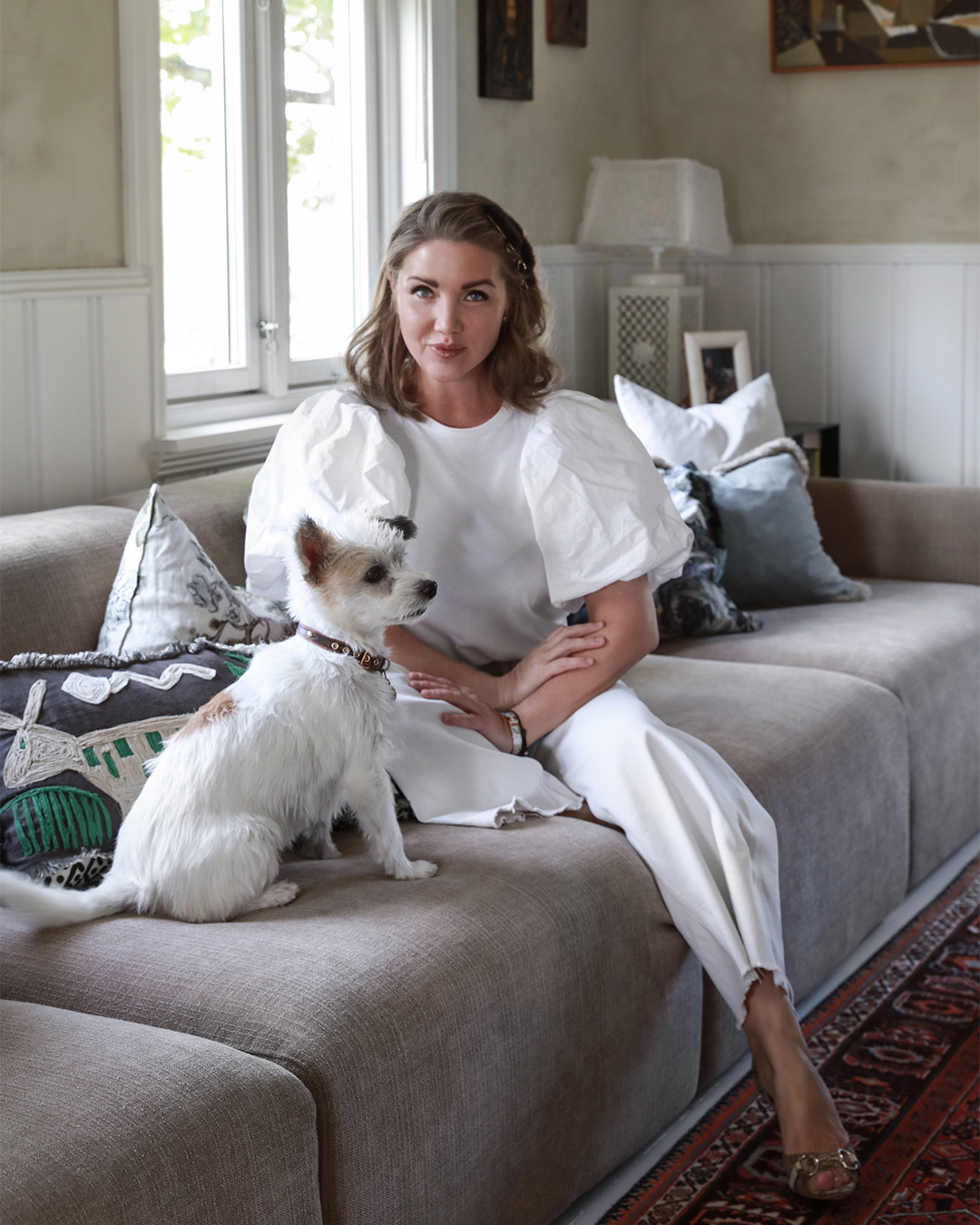 Interiørstylist Annette Nordstrøm med hunden sin