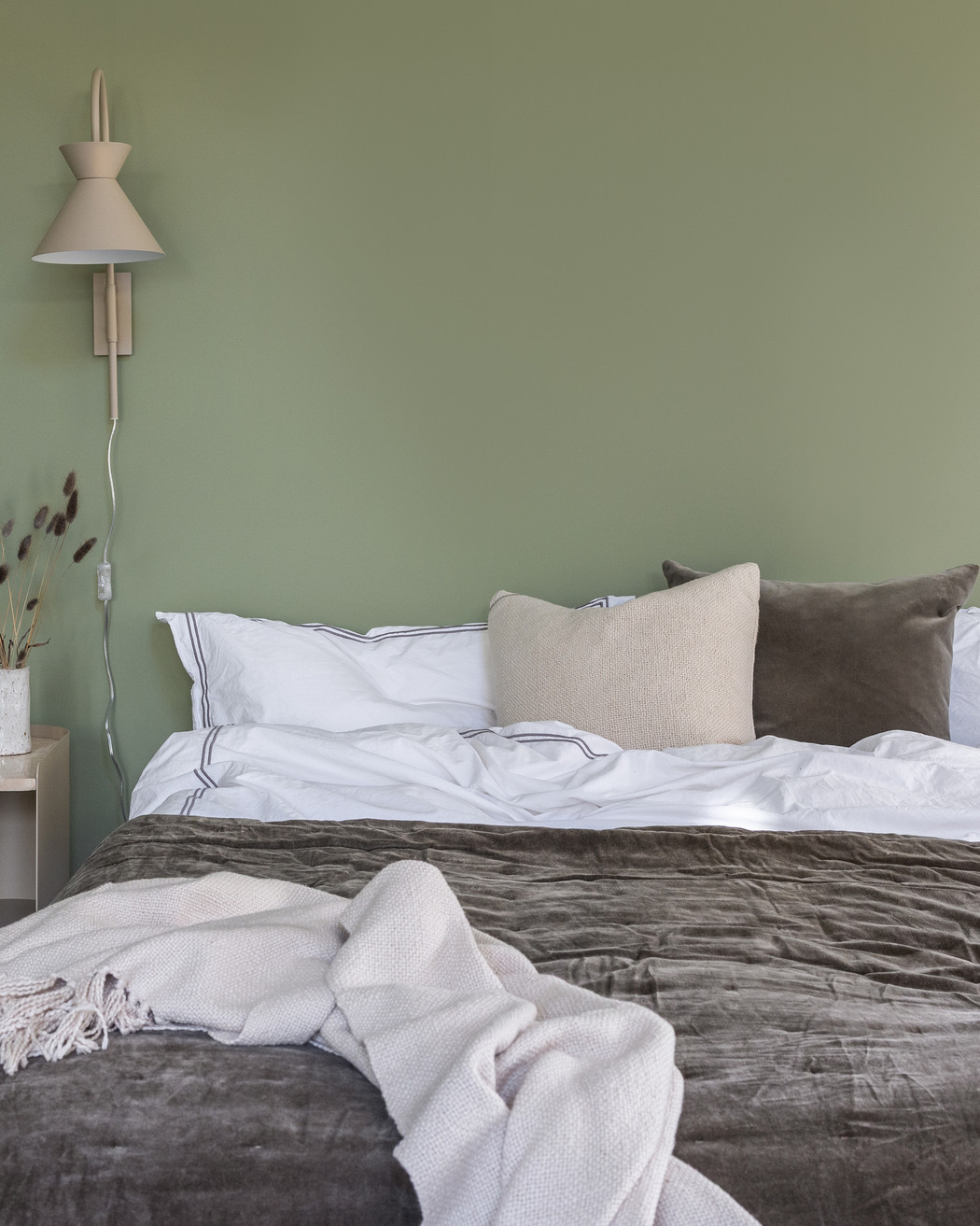 Soverom med Huntonit veggplater malt i grønn