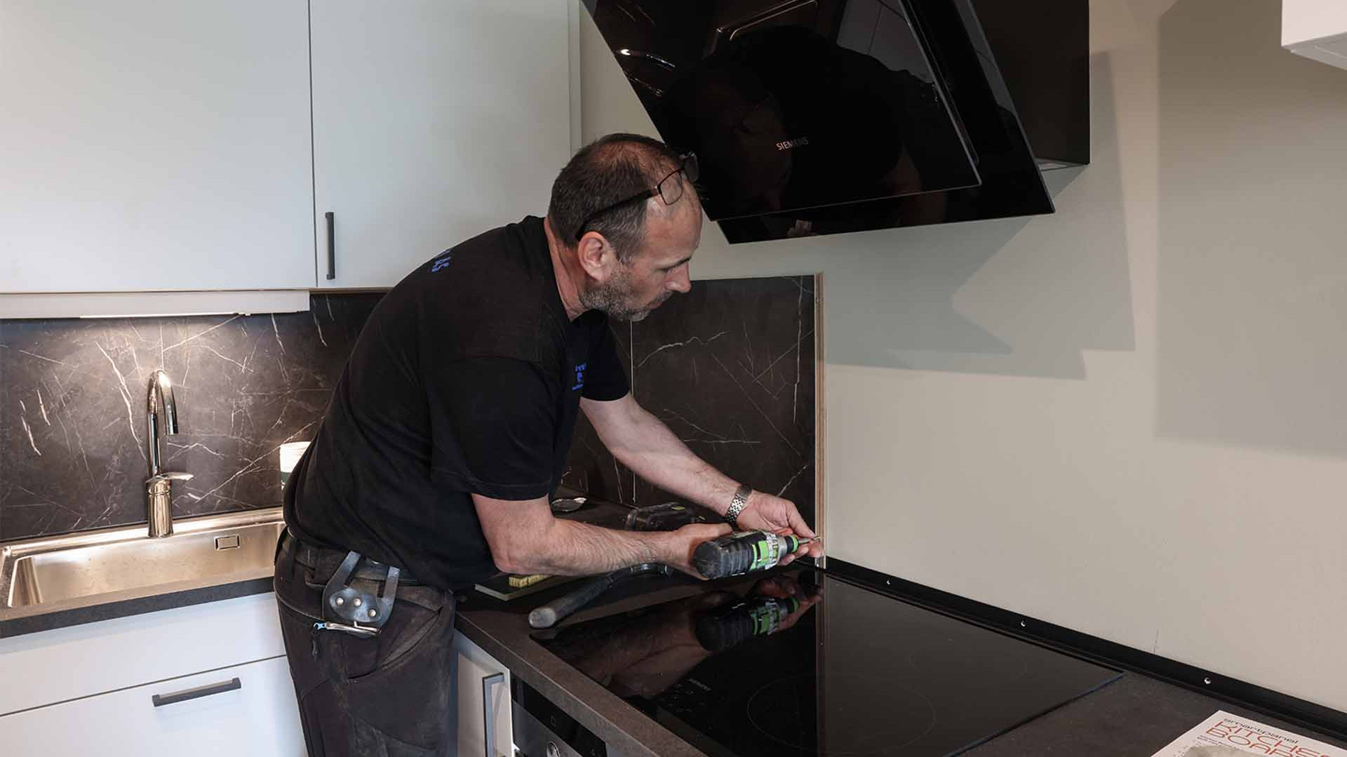 Kjøkkenplatene fra Smartpanel Kitchenboard er enkle å montere.