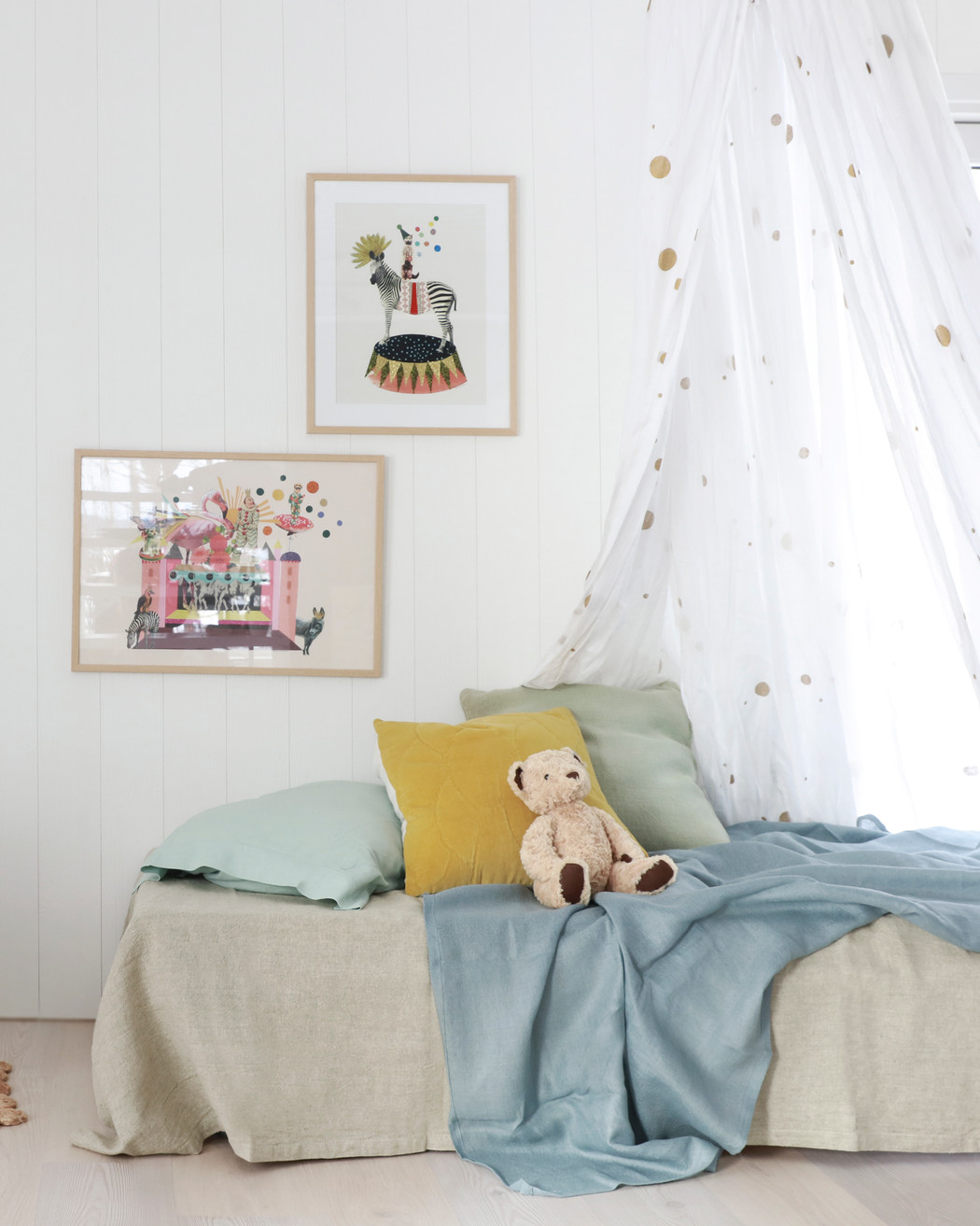 Lyst barnerom med Rustikk panelbord fra Huntonit.
