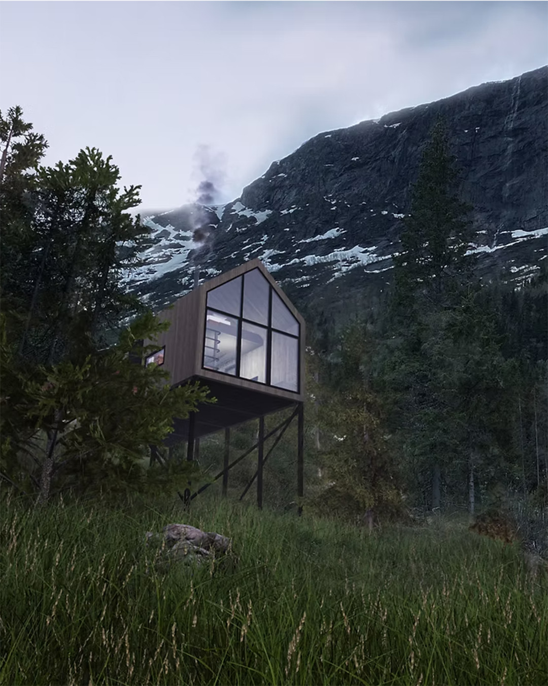 Hytta fotografert nedenfra med skog og fjellandskap rundt.