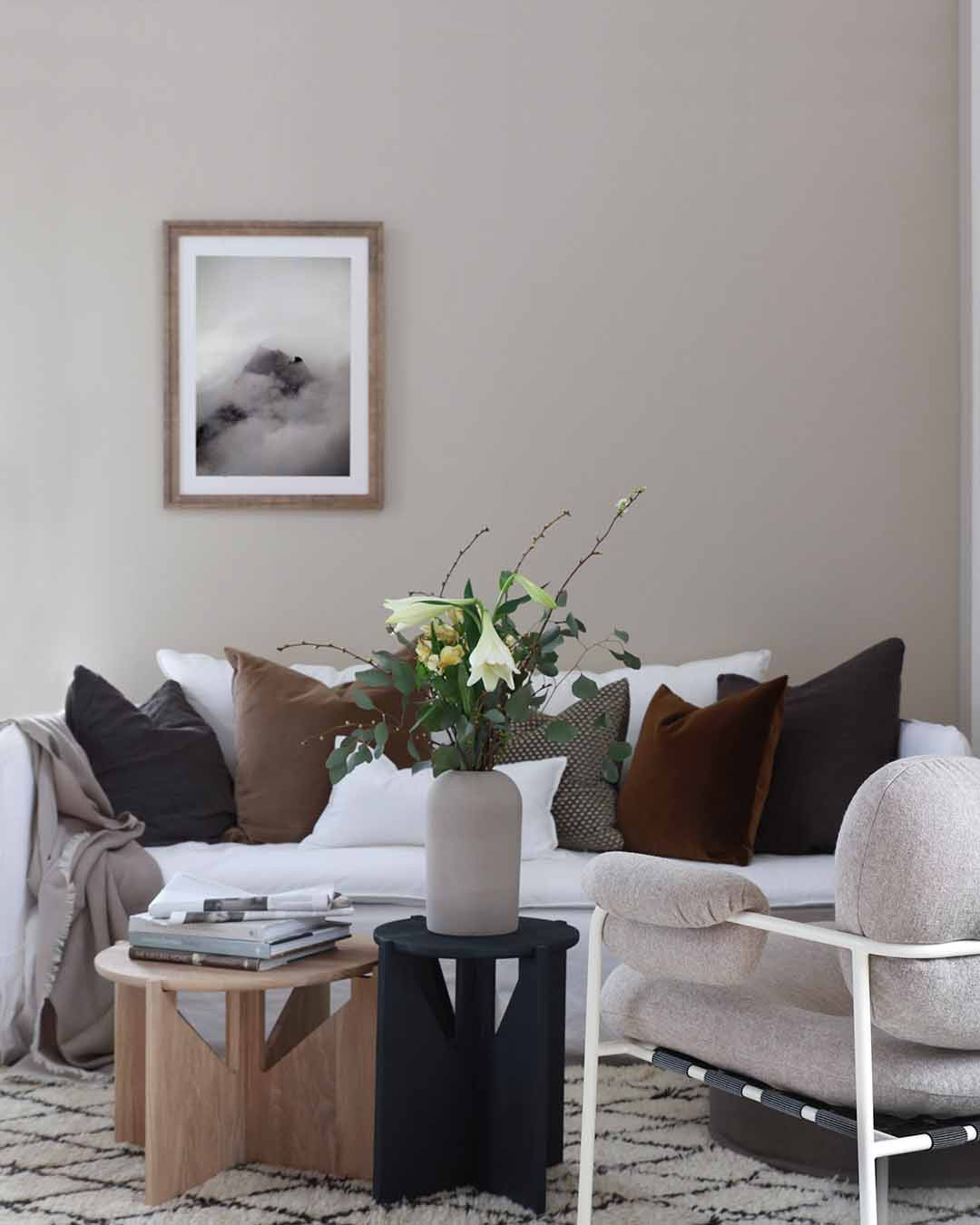 Forestia veggplater i en lys tone med hvit sofa med bord i front