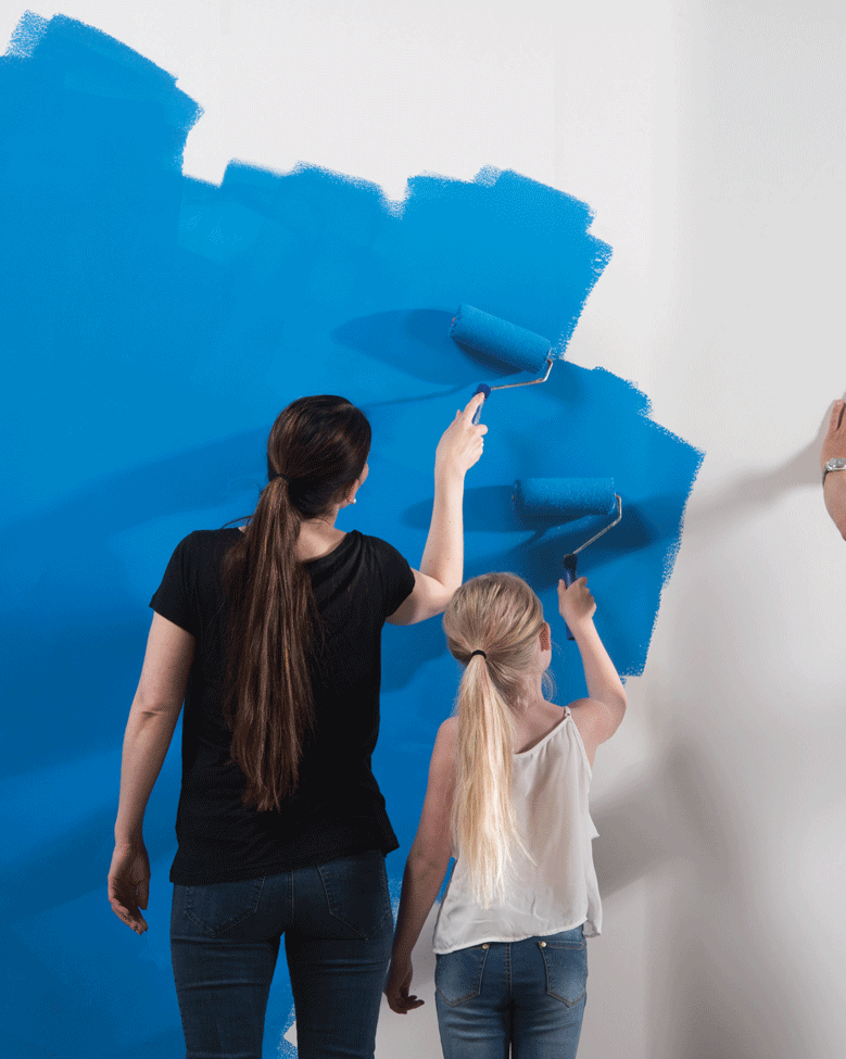 Familie som maler på Forestia Walls2paint veggplater.