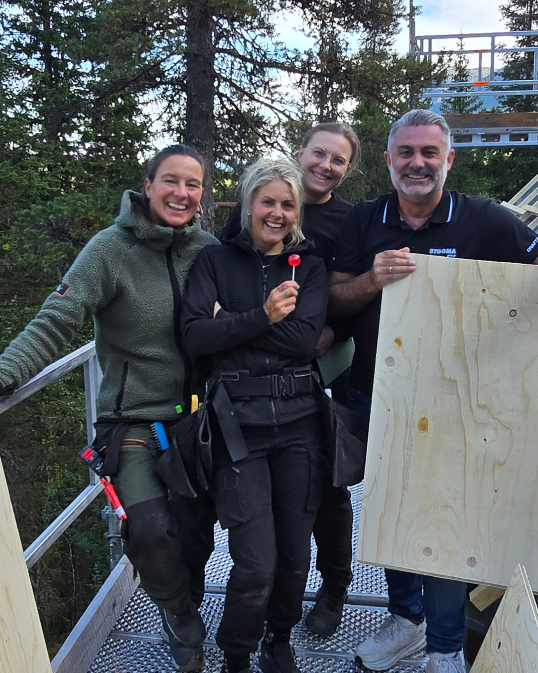 Bettina, Katarina og Maria sammen med Sander Utne fra Byggma.